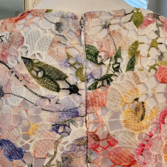 Boston Proper Multicolor Floral V-Neck Top - Picture 5 of 11